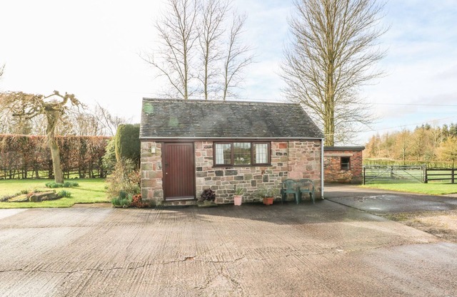 CORDWAINER COTTAGE, romantic, character holiday cottage in Bagnall