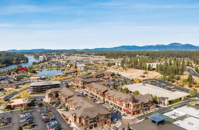 Corner condo, amazing views, walk to shops and the river!