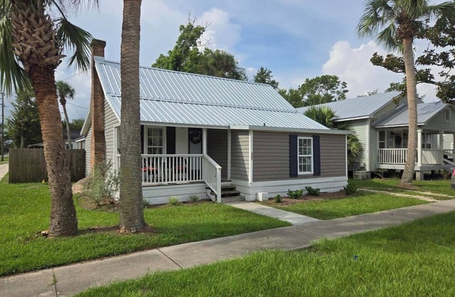 Corner Cottage - Close to Downtown & Beaches - King Bed - Boat Parking - NO Pet Fees !