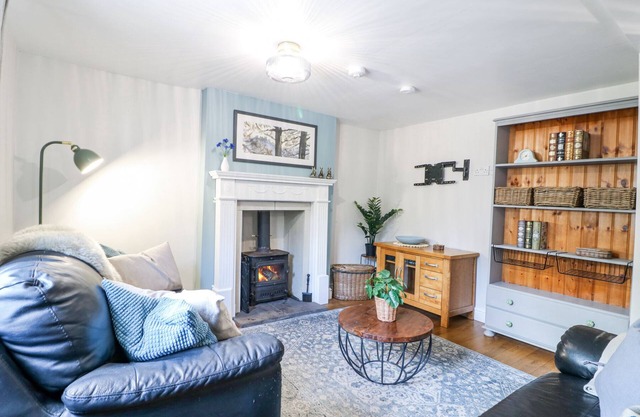 CORNER COTTAGE, pet friendly, with open fire in Ashbourne