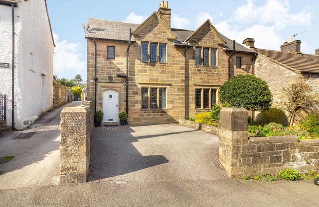 CORNER COTTAGE, pet friendly, with open fire in Bakewell