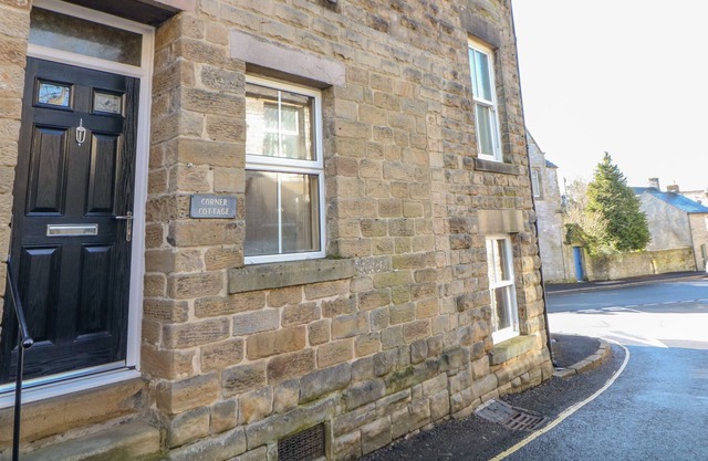 CORNER COTTAGE, pet friendly in Tideswell
