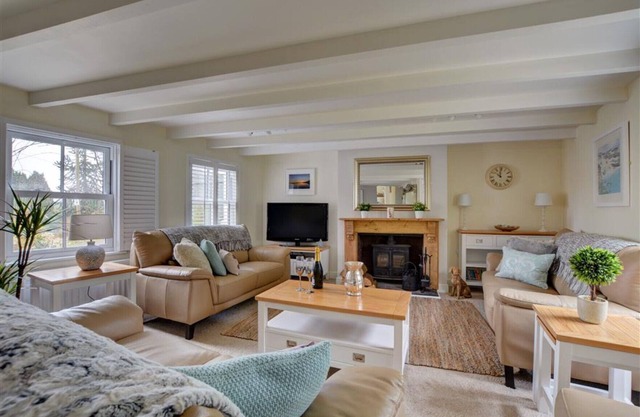 Corner Cottage - Three Bedroom House, Sleeps 6