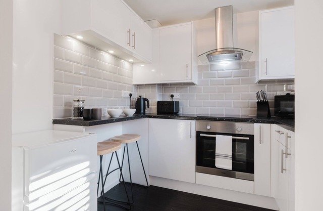 Corner House - Bright 2BD in Cheltenham
