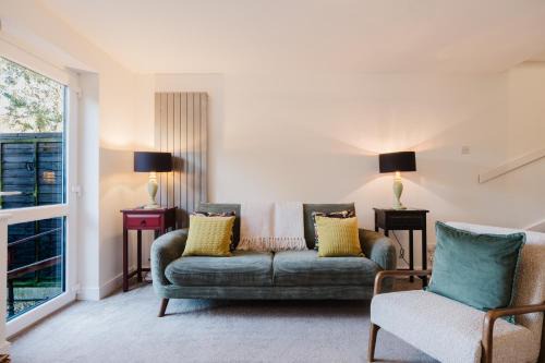 Corner House - Bright 2 Bed in Cheltenham