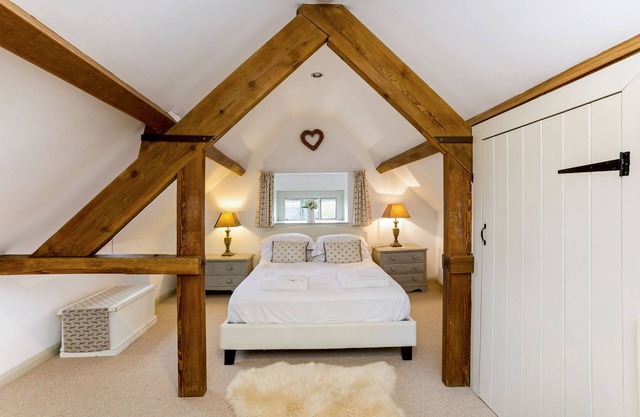 Cornerstone Cottage - a cotswold cottage that sleeps 2 guests in 1 bedroom