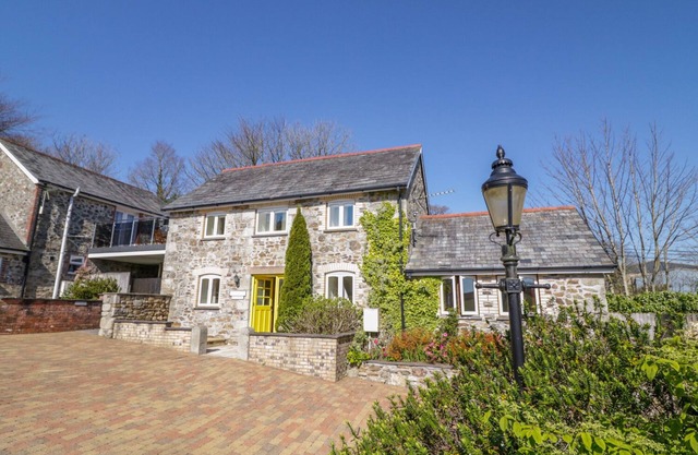 CORNFLOWER COTTAGE, family friendly in St Columb Major