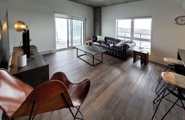 Corporate Stays - Elegant 3BR with Rooftop, Gym & Lounge