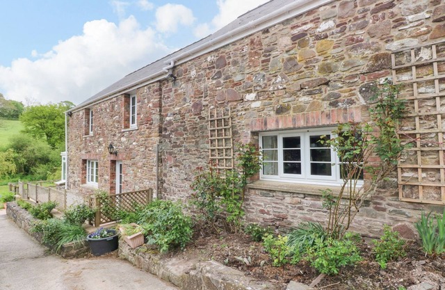 CORRAN COTTAGE, pet friendly, with open fire in Laugharne