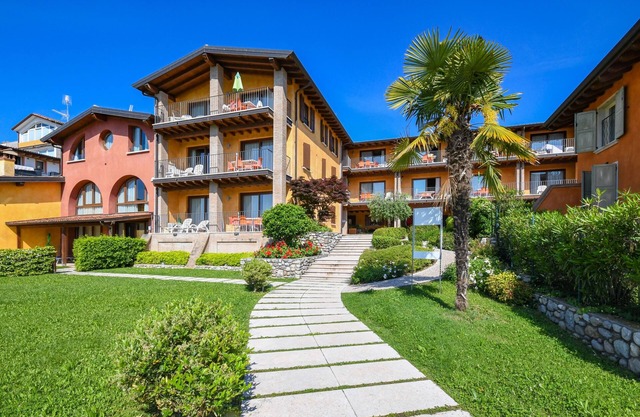 Corte Ferrari: Two Bedroom apt. Superior with private garden and lake view