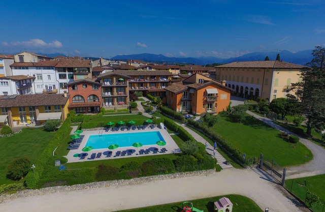 Corte Ferrari: Two Bedroom apt. BASIC without balcony. Stunning lake view.