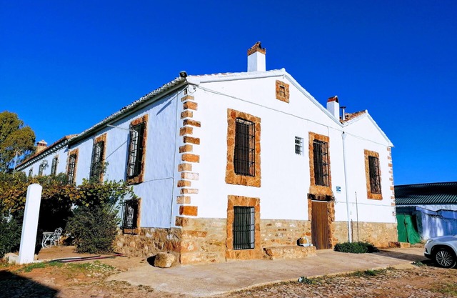 Cortijo el Vizconde Nature with Your Children. Cortijo in the meadows of Jaen