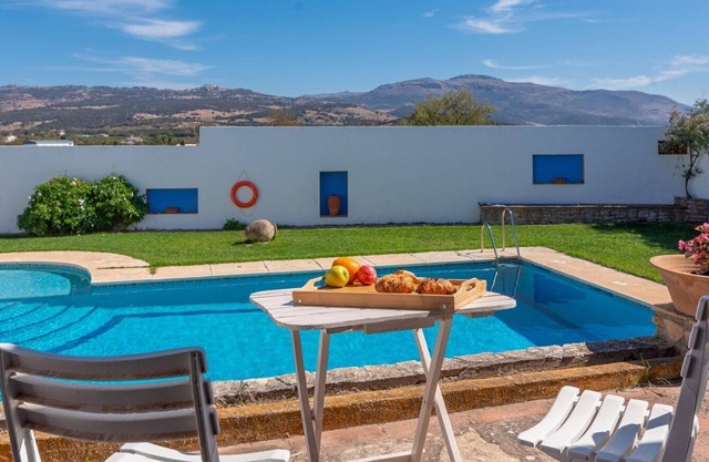 Cortijo Laguna Espejo Ronda by Ruralidays