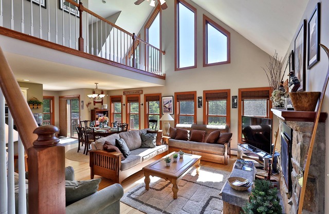 Cortina Mountain Chalet - Outdoor Hot Tub - Close to Pico and Killington Mountains