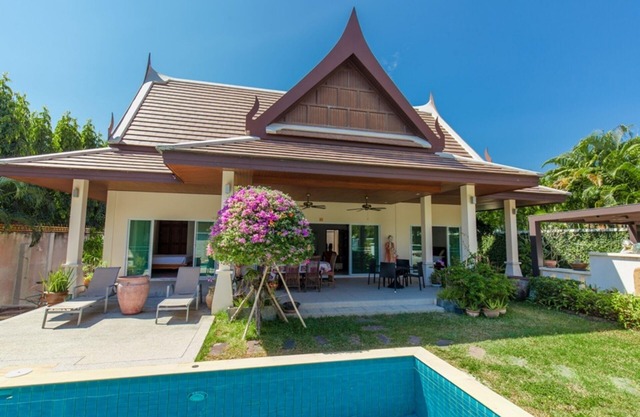Corton - 2 bedroom villa with private pool near commerce residential area