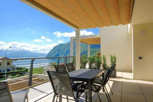 Costa blu - Pool and terrace overlooking the lake