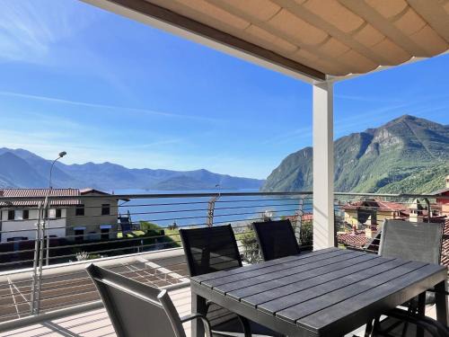 Costa blu - terrace overlooking the lake & pool