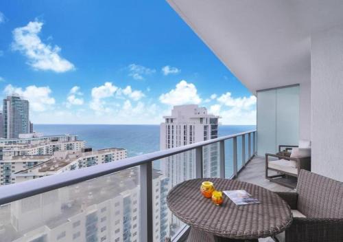 Cosy 1 Bedroom On the Beach, Ocean & City Views at LYFE Resort