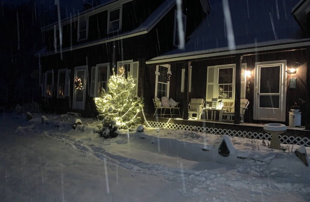 Cosy 1850s farmhouse with swim pond and firepit, hiking, Dartmouth, King Arthur