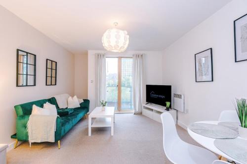 Cosy 1Bedroom Apartment With Balcony, Sleeps 3, Prime Location, Long Term Disc