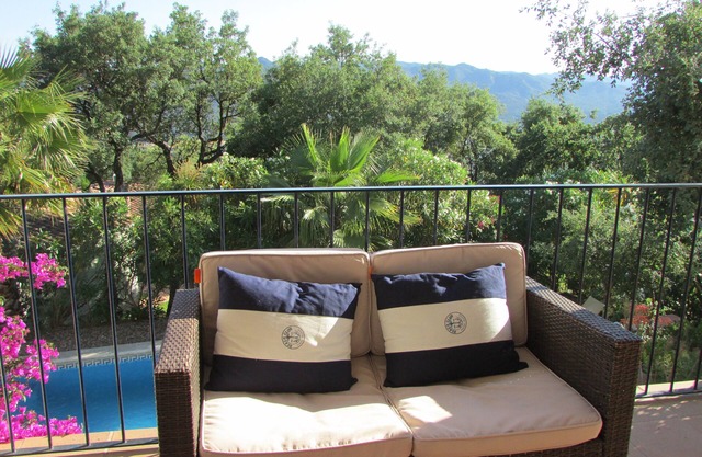 Cosy 2 bedroom apartment close to beautiful beaches and mountains