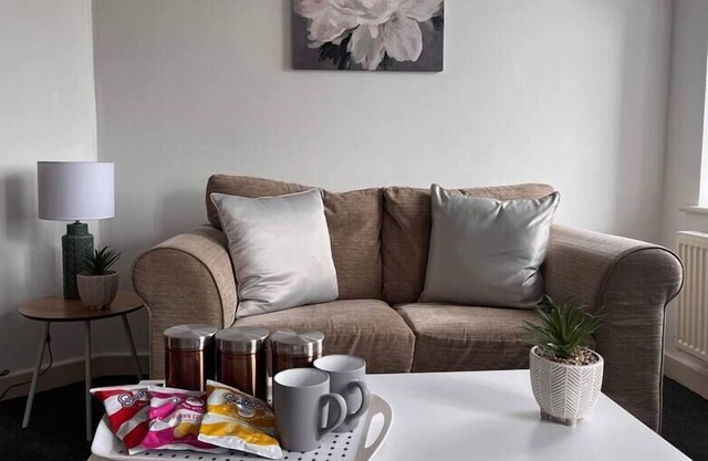 Cosy 2 Bed Flat Sleeps 4 with Free Parking