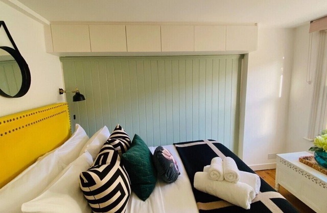Cosy 2-Bed Home in Trendy Shepherds Bush -Zone 2