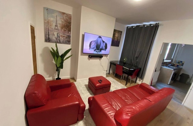 Cosy 2-Bed House - Sleeps 4, Garden & Pet-Friendly