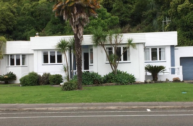 Cosy 2 Bedroom Bungalow close to town and its the Entire House