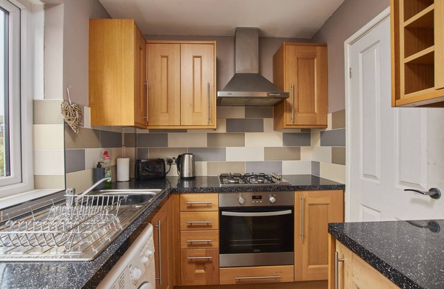 Cosy 2 bedroom flat, with parking & garden