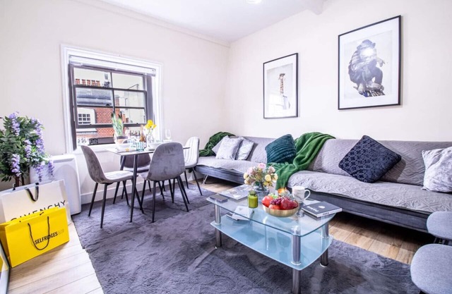 Cosy 2-Bedroom Apartment in Mayfair 8CB - 4th floor no lift