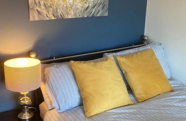 Cosy 2-bedroom house in Widnes sleeps up to 4