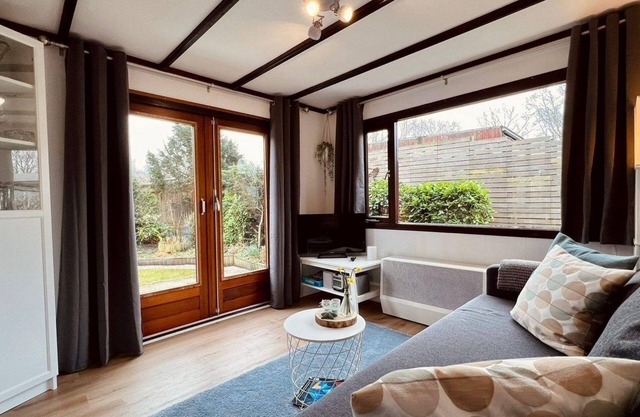 Cosy 2-bedroom chalet, sleeps 4, nice garden with lawn