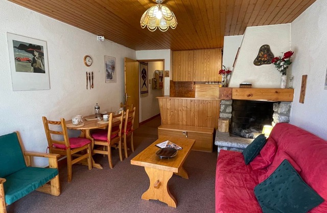 Cosy 2-Room Apartment for 4, Near Slopes and Shops, Méribel Chalets Route