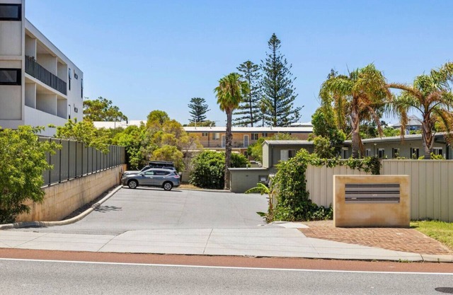 Cosy 2BR in Scarborough w/Pool!