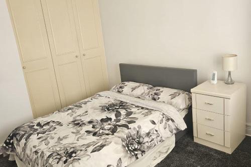 Cosy 3-Bed Bolton Retreat - Parking & Pet-Friendly