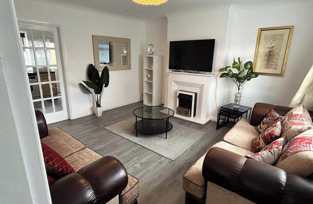 Cosy 3-Bed Retreat - Garden, Parking & Bbq