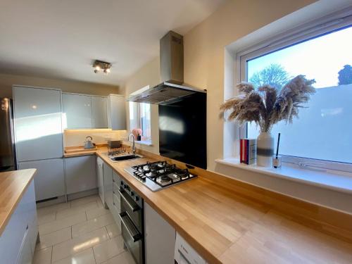 Cosy 3 Bedroom House, Bath Road, Cheltenham