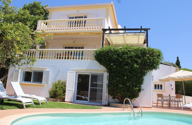 Cosy 4 bed-villa with views over sea + Carvoeiro