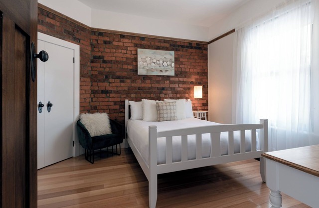 Cosy Accommodation Moments from the City with WiFi