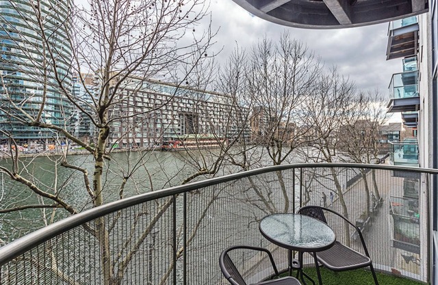 Cosy and comfortable 2 bedroom apartment in Canary Wharf with river view