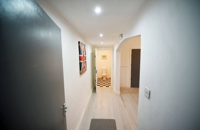 Cosy and Spacious 7 Bed House in Liverpool with 2 living rooms and 1 big kitchen