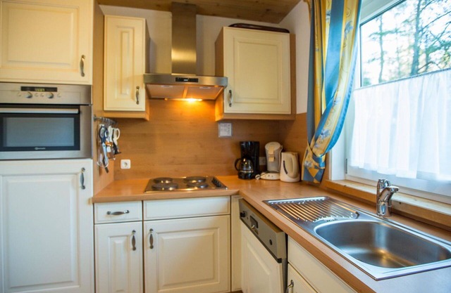 Cosy apartment in villa for 8 people with pool, WIFI, TV, terrace, pets allowed and parking