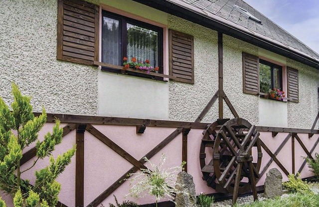 Cosy apartment in villa for 18 people with pool, WIFI, TV, patio, pets allowed and parking