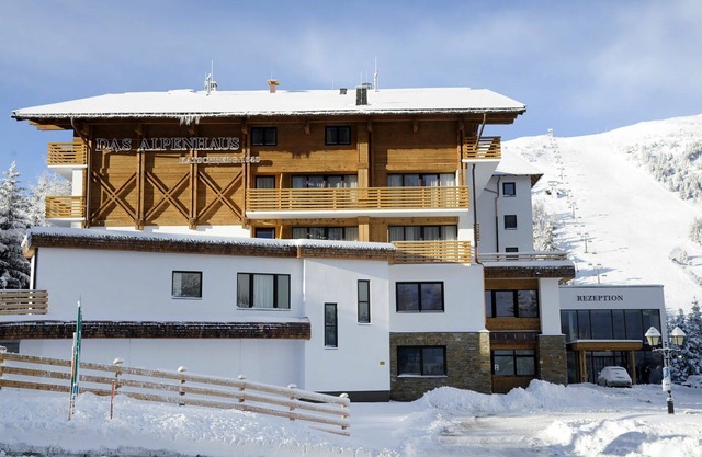 Cosy apartment for 5 people with WIFI, pool, TV, balcony, pets allowed, panoramic view and parking