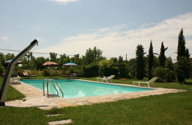 Cosy apartment for 2 guests with WIFI, pool, TV, pets allowed and parking, close to Cortona