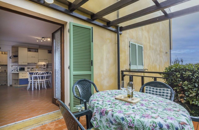 Cosy apartment for 2 people with pool, WIFI, TV, patio, pets allowed and parking