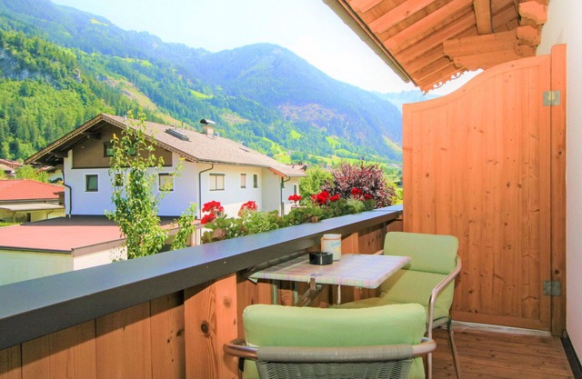 Cosy apartment for 6 people with WIFI, TV, balcony and parking