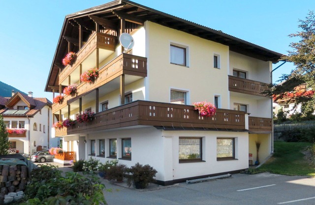 Cosy apartment for 6 people with WIFI, TV, balcony, pets allowed and parking