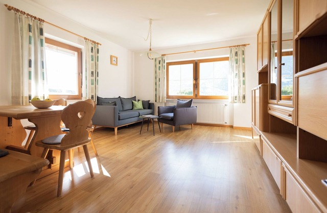 Cosy Apartment “ Pixnerhof Golden” on a farm with Wi-Fi & Mountain View